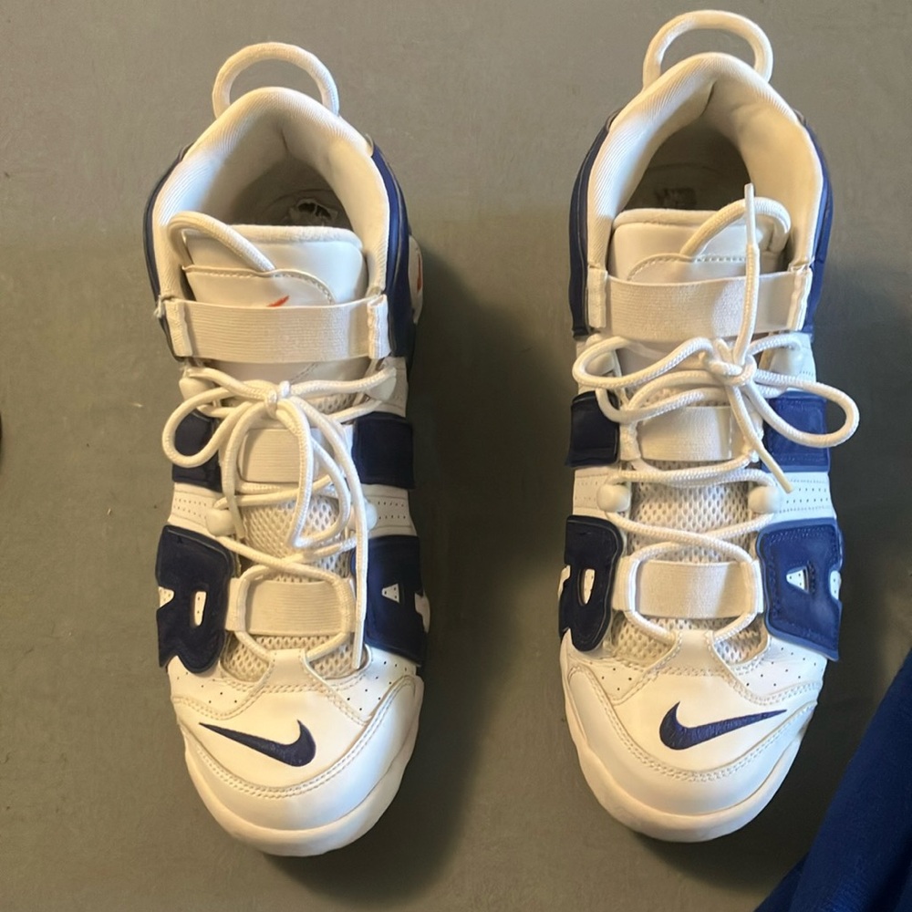 Size 11 Nike air uptempo knicks with the polo shirt to match